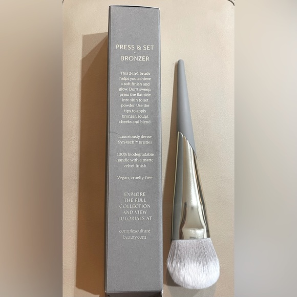 ComplexCulture Gray and Gold Press & Set Bronzer Brush | NEW in Box - Picture 2 of 2